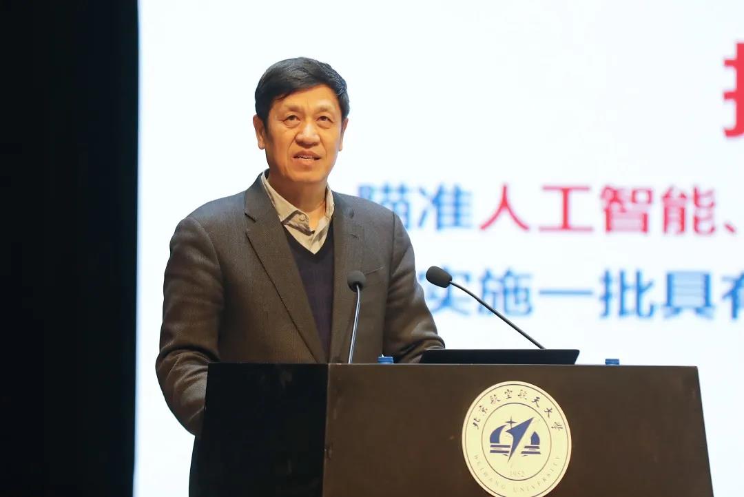 校长徐惠彬作报告.jpg
